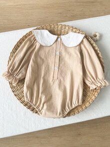 SHEIN Playful Pals 女嬰連身褲 蝴蝶領長袖 可愛蝴蝶田園風 米色花卉刺繡梭織款 秋季家庭拍照穿搭 舒適保暖 - 卡其色 - 查看 5