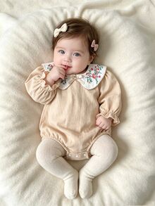 SHEIN Playful Pals 女嬰連身褲 蝴蝶領長袖 可愛蝴蝶田園風 米色花卉刺繡梭織款 秋季家庭拍照穿搭 舒適保暖 - 卡其色 - 查看 2