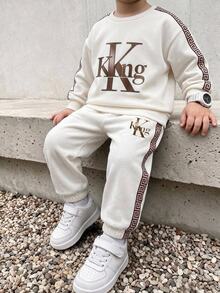 SHEIN 2件組兒童青少年男孩休閒運動學院風 King 字母印花圓領長袖運動衫與長褲套裝，適合通勤、上學、日常休閒、度假、旅行、運動，秋冬穿著 - 杏色 - 查看 4
