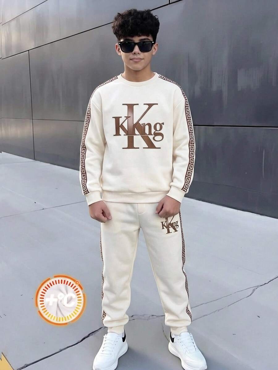 SHEIN 2件組兒童青少年男孩休閒運動學院風 King 字母印花圓領長袖運動衫與長褲套裝,適合通勤、上學、日常休閒、度假、旅行、運動,秋冬穿著 - 杏色 - 查看 1