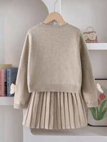 SHEIN 女童燕麥色中厚針織毛衣套裝，秋冬新款，手工重工3D歐根紗珍珠光蝴蝶結圓領落肩長袖針織上衣 + 燕麥色可愛短百褶裙，柔軟舒適面料，適合春秋單穿、冬季疊穿，適用於假期、出遊、派對、觀光、購物、休閒穿著 - 杏色 - 查看 2