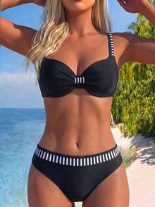 SHEIN Swim 經典黑色底色搭配俐落白色條紋飾邊，抓褶鋼圈罩杯貼合胸型不空杯，細肩帶舒適支撐不勒肩，下腰帶與同系列條紋相呼應，打造協調時尚造型，適合度假、海灘、派對、泳池場合 - 黑與白 - 查看 5