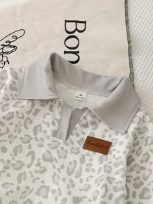 SHEIN 女童豹紋 Polo 領 2 件套，灰色豹紋長袖上衣搭配米白色半開 V 領，配對寬腿長褲，秋季款 - 淺灰色 - 查看 4