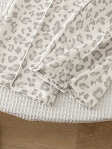 SHEIN 女童豹紋 Polo 領 2 件套，灰色豹紋長袖上衣搭配米白色半開 V 領，配對寬腿長褲，秋季款 - 淺灰色 - 查看 6