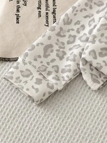 SHEIN 女童 2 件套，灰色豹紋翻領長袖針織上衣 & 灰色高腰寬腿長褲，時尚休閒套裝，適合初秋與秋冬季節 - 淺灰色 - 查看 7