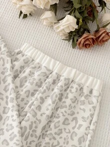 SHEIN 女童 2 件套，灰色豹紋翻領長袖針織上衣 & 灰色高腰寬腿長褲，時尚休閒套裝，適合初秋與秋冬季節 - 淺灰色 - 查看 5
