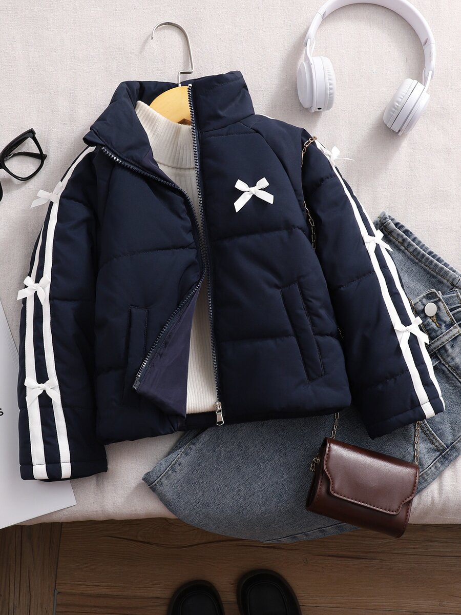 SHEIN Chaqueta acolchada con cuello alto para niñas preadolescentes, decoración con lazo & rayas laterales, abrigo acolchado cálido con cremallera, ropa de abrigo casual y preppy para otoño e invierno - Azul Marino - Ver 1
