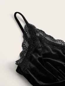 ROMWE Goth قميص بلا أكمام نصف مقطوع من القطن والدانتيل، بتفاصيل تصميم معدني يشير إلى الصليب للنساء - الأسود - مشاهدة 5