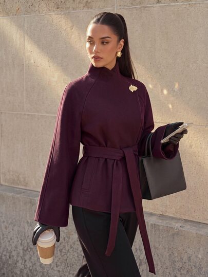 Firerie Stijlvolle dames bordeauxrode korte trenchcoat met opstaande kraag en brede manchetten, taillebandontwerp, modieuze warme jas voor dagelijks gebruik, elegant voor uitgaan