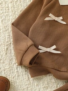SHEIN 女童 2 件套套裝 4-7 歲，棕色華夫格針織 Polo 長袖上衣配蝴蝶結與百褶裙，秋冬棉質休閒服飾套裝 - 杏色 - 查看 7