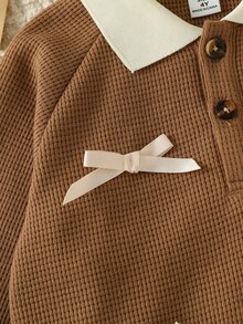 SHEIN 女童 2 件套套裝 4-7 歲，棕色華夫格針織 Polo 長袖上衣配蝴蝶結與百褶裙，秋冬棉質休閒服飾套裝 - 杏色 - 查看 6