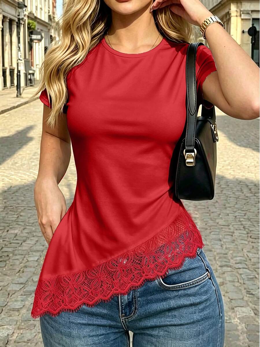 SHEIN 歐美新款時尚對比蕾絲不對稱下擺圓領設計短袖休閒女款T恤,女款春夏T恤,短袖上衣,春季服飾,夏季穿搭,度假,外出,Y2K,春季,夏季,返校,休閒,海灘,商務,百搭,性感,女款黑色T恤 - 紅色 - 查看 1