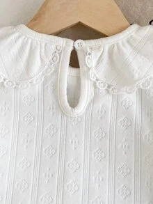 SHEIN 1件幼女襯衫上衣，甜美白色荷葉邊蕾絲領，花卉鏤空設計，長袖圓領薄款，生日春季假期公主復古時尚風 - 米色 - 查看 7