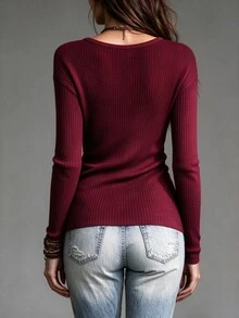 SHEIN تي شيرت كاجوال نسائي بلون موحد وتصميم مضلع مع ياقة V متداخلة وأكمام طويلة - عنابي اللون - مشاهدة 2