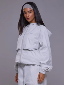 Musera Sport جاكيت رياضي بقلنسوة وسحاب أمامي مع لوحة شعار، بقصة فضفاضة، مقاوم للرياح، للخريف والشتاء، للأنشطة الرياضية والجيم والتمرين والتزلج، أسود ثلجي - فضي - مشاهدة 3