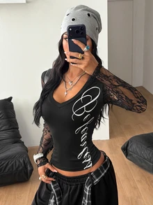 Coolane 女款秋冬街頭風休閒外出約會夜穿時尚Y2K對比蕾絲V領修身T恤，優雅圖案T恤，萬聖節穿搭 - 黑色 - 查看 4