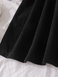 SHEIN 女童白色可愛毛絨黑白蝴蝶結印花舒適外套搭配黑色無袖燈芯絨可愛洋裝套裝，聖誕派對洋裝 - 白色 - 查看 3