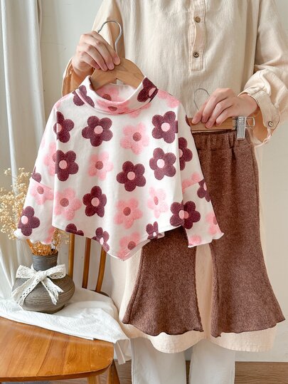 SHEIN Set Kaos Kasual Musim Semi/Musim Gugur/Musim Dingin untuk Bayi/Balita (Perempuan), Desain Asimetris, Atasan Kaos Lengan Panjang Berkerah Tinggi dari Kain Rajut dengan Motif Bunga, Dipadukan dengan Celana Panjang Kasual Model Flare Khaki, Set 2 Potong, Cocok untuk Musim Semi/Musim Gugur/Musim Dingin, Pakaian Minimalis Nyaman dan Lucu untuk Anak-Anak, Cocok untuk Jalan-jalan, Bepergian, Liburan, dan Pesta