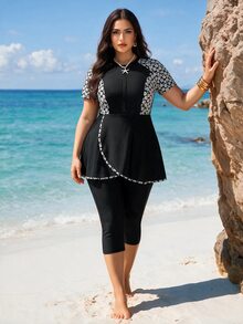 SHEIN Swim مجموعة قطعتين من الملابس النسائية ذات المقاسات الكبيرة ، ملابس سباحة الكاجوال بأكمام قصيرة منقسمة، مزينة برسوم الأزهار الصغيرة وسحاب وتكسيرات - الأسود - مشاهدة 3