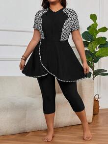 SHEIN Swim مجموعة قطعتين من الملابس النسائية ذات المقاسات الكبيرة ، ملابس سباحة الكاجوال بأكمام قصيرة منقسمة، مزينة برسوم الأزهار الصغيرة وسحاب وتكسيرات - الأسود - مشاهدة 7