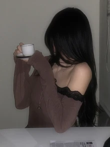 DAZY 女款對比色蕾絲飾邊寬鬆長袖不對稱肩休閒度假韓系街頭風春夏秋上衣 T-shirt - 棕色 - 查看 4