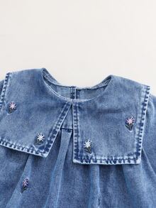 SHEIN 女童牛仔洋裝 秋冬新品 清新可愛風 藍色水洗版 精緻大領口搭配細膩花卉刺繡 寬鬆版型 輕量柔軟牛仔布料 親膚舒適 女孩必備單品 適合日常穿著、拍照、逛街、度假等多種場合 2026新款 - 中等水洗藍 - 查看 5