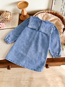 SHEIN 女童牛仔洋裝 秋冬新品 清新可愛風 藍色水洗版 精緻大領口搭配細膩花卉刺繡 寬鬆版型 輕量柔軟牛仔布料 親膚舒適 女孩必備單品 適合日常穿著、拍照、逛街、度假等多種場合 2026新款 - 中等水洗藍 - 查看 2