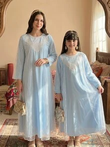 SHEIN Bộ 2 món váy dài phong cách Ả Rập truyền thống thanh lịch cho bé gái, phủ lưới, cổ ren họa tiết hoa, phù hợp đi chơi, dự tiệc và lễ kỷ niệm - Màu xanh lam - Xem 1