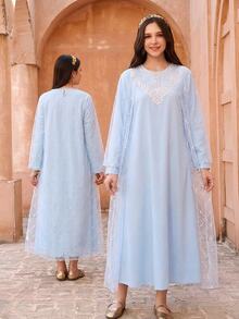 SHEIN Bộ 2 món váy dài phong cách Ả Rập truyền thống thanh lịch cho bé gái, phủ lưới, cổ ren họa tiết hoa, phù hợp đi chơi, dự tiệc và lễ kỷ niệm - Màu xanh lam - Xem 8