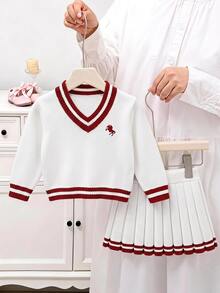 SHEIN 2件組少女毛衣套裝，時尚百搭拼色雙條紋飾邊V領長袖毛衣，胸前紅黑馬刺繡圖案，搭配同款百褶迷你裙，清新學院風，適中厚度，整齊下擺，貼身袖口，柔軟親膚，可分開穿著，適合日常穿著、上學、外出等場合，秋冬套裝 - 白色 - 查看 8