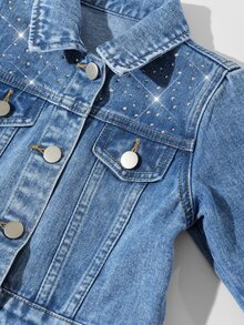 SHEIN طقم من قطعتين للفتيات الصغيرات، جاكيت قصير وبنطلون من الدنيم الأزرق الفاتح بغسيل متوسط، ستايل Y2K كاوبوي فينتاج أساسي مع تمزيق ومرصع بالراينستون، للعودة إلى المدرسة والخريف - أزرق متوسط - مشاهدة 4