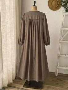 Rusticease 大尺碼灰色鈕扣前襟抓皺圓領超長袖洋裝 優雅休閒波西米亞風 正式度假款 2026秋冬 - 棕色 - 查看 2