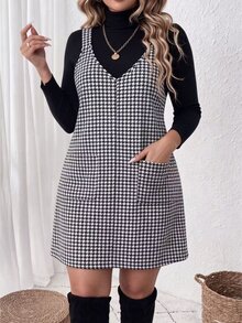 SHEIN LUNE Plus Size Houndstooth V-Neck Pocket Suspender Skirt Sleeveless A-Line Vintage Pinafore Dress - Black and White - View 4