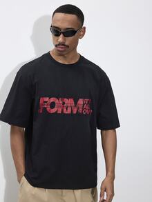 FORM&CHAOS تي شيرت كاجوال بقصة فضفاضة مطبوع عليه حروف للرجال - الأسود - مشاهدة 5