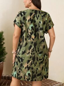 Comfylo 抽象彩色笔触印花圆领修身中长连衣裙，加大码 - 彩色 - 查看 2