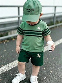 SHEIN 2件組男嬰運動風綠色橫條紋騎士Logo短袖圓領夏季度假可愛棒球套裝 - 彩色 - 查看 1
