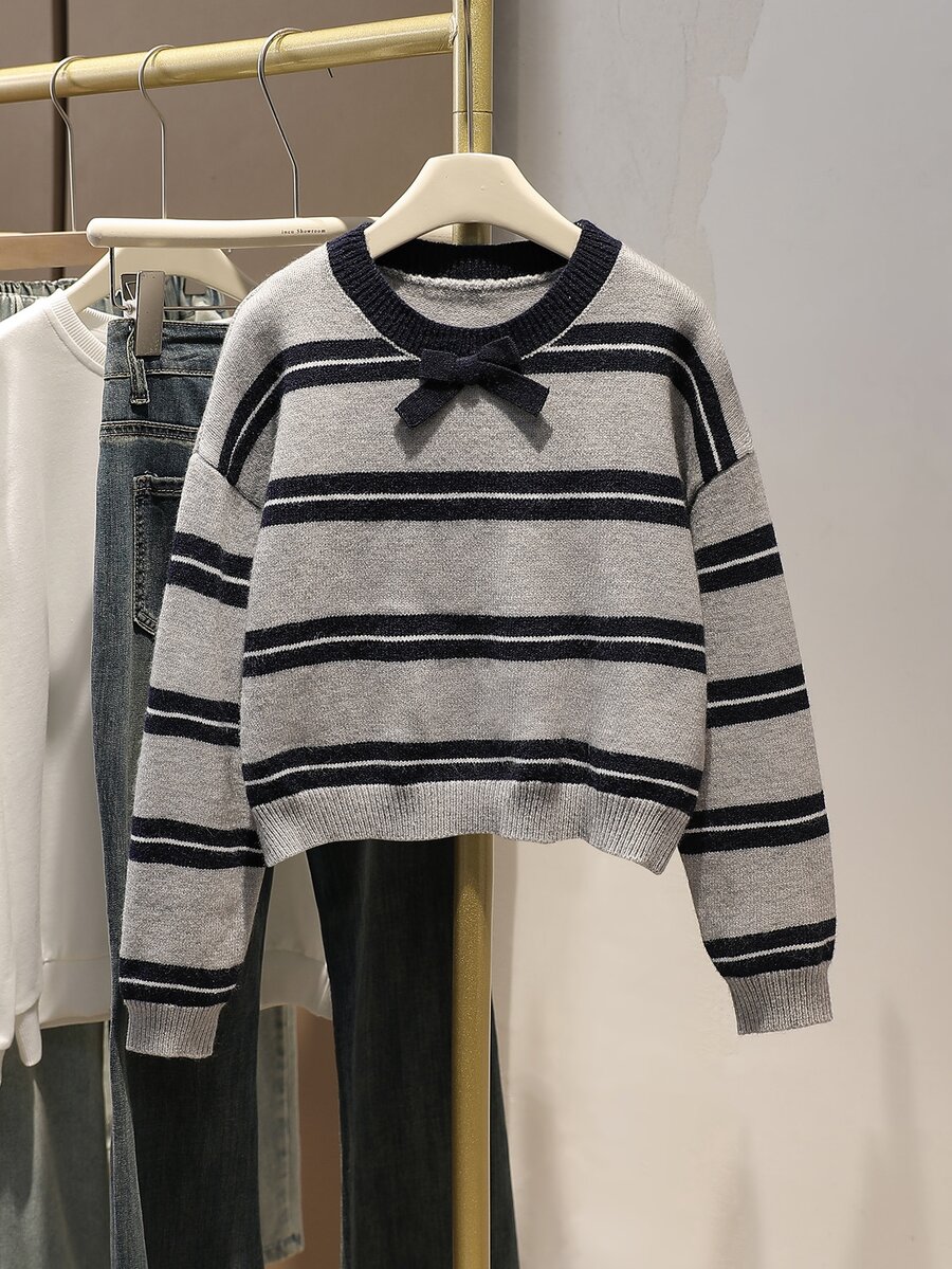Áo len thu đông casual cho bé gái tween, cổ tròn, vai trễ, tay dài, họa tiết kẻ sọc trang trí nơ - Màu Xám nhạt - Xem 1
