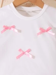 Elladie kids طقم بناتي حلو وناعم من قطعتين للعودة إلى المدرسة في الخريف، بلون وردي فاتح سادة، توب أساسي بأكمام طويلة مزين بفيونكة ثلاثية الأبعاد، مع تنورة جينز مغسولة بتأثير مهترئ ودبوس - أبيض - مشاهدة 10