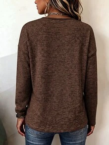 Holdful Holdful 這件麻灰色針織上衣採用垂墜交叉領口設計，並點綴三顆復古風鈕扣，營造出隨性且現代的輪廓 - 咖啡棕 - 查看 2
