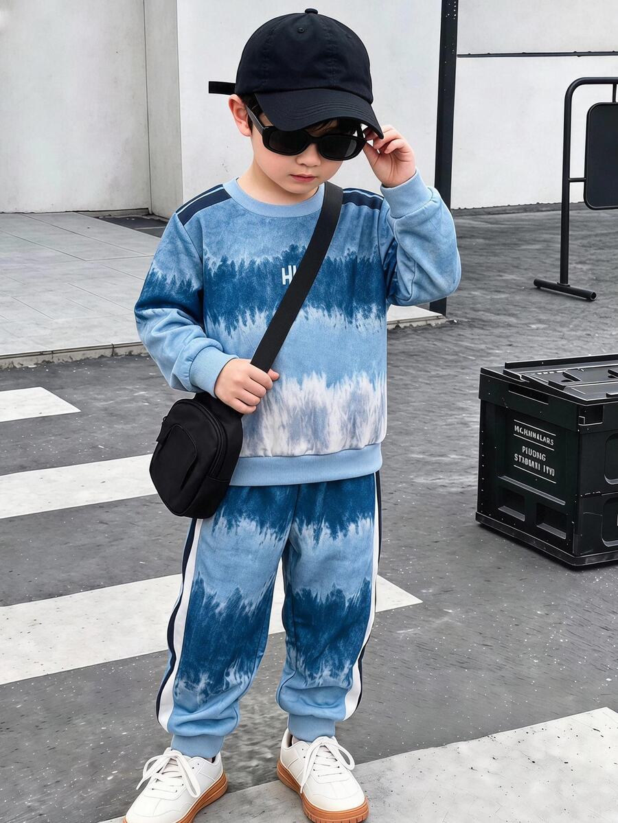 SHEIN 小男孩圖案印花拼色圓領運動衫與側條紋慢跑褲 2件式休閒運動套裝,適合秋冬日常穿著 - 藍色 - 查看 1