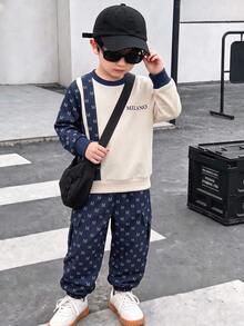 SHEIN 小男孩字母印花拼色圓領運動衫與滿版印花慢跑長褲 2件組 秋冬休閒街頭風上學套裝 - 藍色 - 查看 1