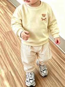 SHEIN 2件組幼童男童運動衫長褲套裝，可愛學院風黃色卡其色熊刺繡條紋羅紋長袖圓領常規款，適合派對、秋季、假期、萬聖節 - 米色 - 查看 8