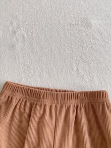 SHEIN 2件組幼兒男童波羅上衣長褲套裝，學院風綠色卡其格紋假兩件式，羅紋長袖V領，休閒版型，適合學校、派對、秋季、聖誕，帥氣穿搭 - 墨綠色 - 查看 5