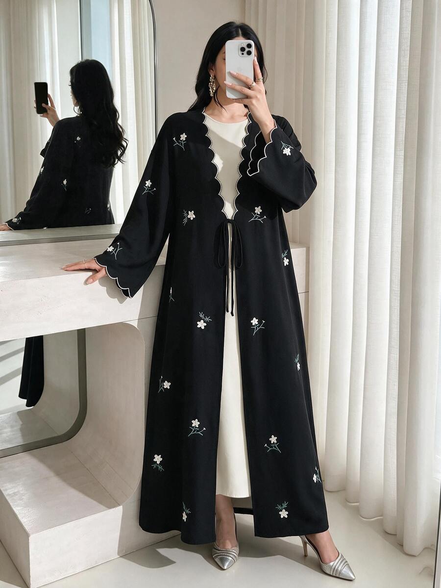 Al Najma 貝殼對比飾邊花卉刺繡喇叭袖前包領長款阿巴雅 正式洗禮賓客裝 黑白秋季端莊優雅休閒正式婚禮穿搭