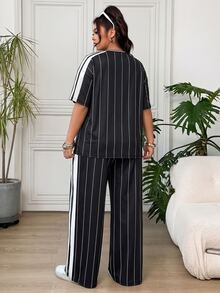 SHEIN EZwear 大尺碼女款字母騎士圖案短袖上衣長褲休閒街頭風套裝，黑白配色，適合夏季度假旅行 - 黑色 - 查看 2