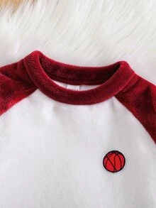 SHEIN 小男孩籃球拼接撞色插肩袖長袖褲法蘭絨居家睡衣2件套，適合聖誕節、新年、室內、派對 - 紅白色 - 查看 3