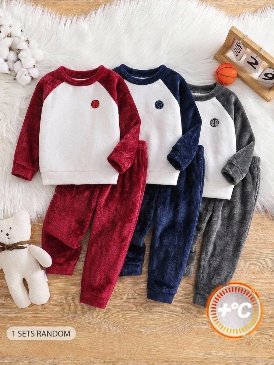 SHEIN Bộ đồ ngủ mặc nhà 2 món cho bé trai, quần dài tay dài phối patchwork tương phản kiểu raglan họa tiết bóng rổ, chất nỉ flannel, phù hợp cho Giáng Sinh, Năm Mới, mặc trong nhà và tiệc - Đỏ và trắng - Xem 1