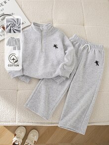 SHEIN 幼童男孩馬匹圖案刺繡半拉鍊小立領運動衫與運動長褲套裝－舒適休閒抓絨運動服 2件組 - 灰色 - 查看 3