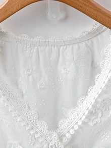 Easowa Curve 大尺碼女款夏季純白色優雅浪漫絲綢感婚禮早午餐正式伴娘刺繡蕾絲V領無袖上衣波希米亞風上衣 - 白色 - 查看 3