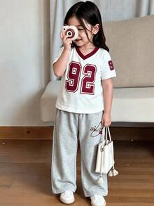 SHEIN 2件組女嬰開學季夏季休閒端莊牛仔女孩風白色與酒紅數字印花對比V領T恤＋花卉灰色長褲套裝，街頭風健身運動風 - 彩色 - 查看 2